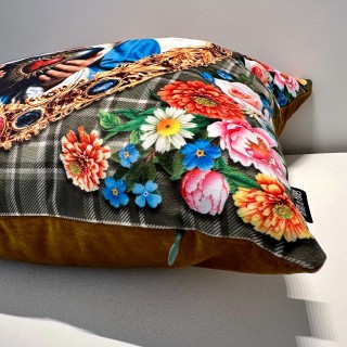 Coussin Sainte Vierge tenant dans ses mins un cœur sacré