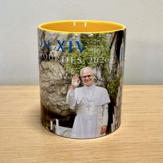 Mug souvenir de la visite du Pape Léon XIV à la grotte Massabielle du Sanctuaire de Lourdes
