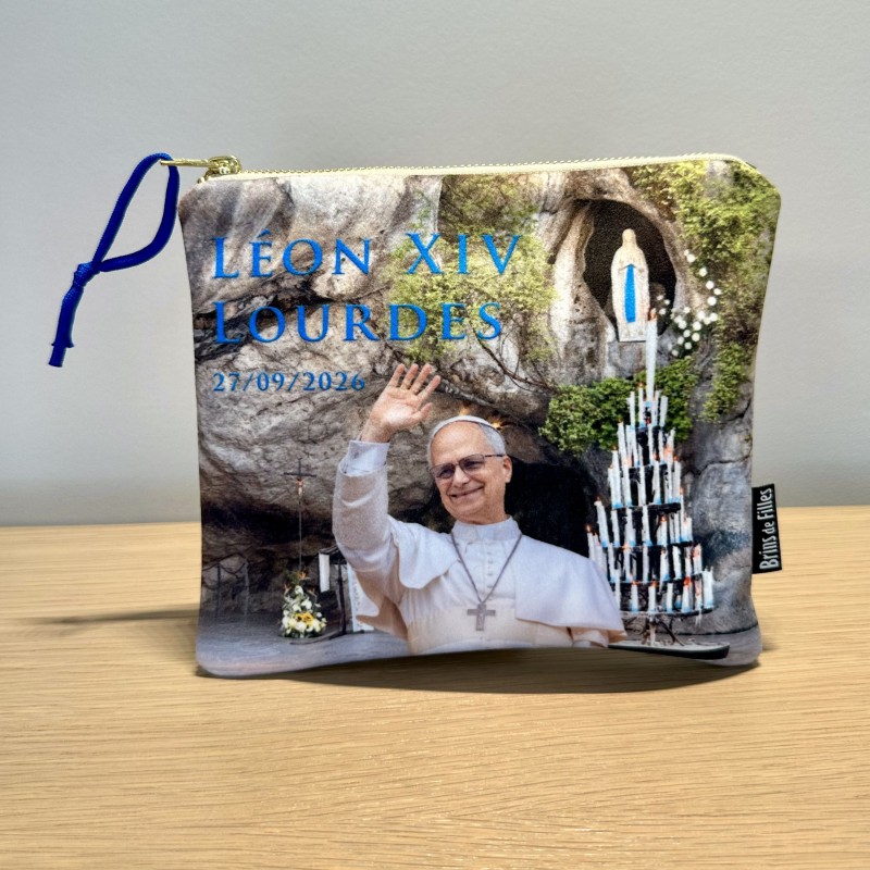 Pochette en velours artisanale du Pape Léon XIV en visite à Lourdes devant la grotte Massabielle en septembre 2026