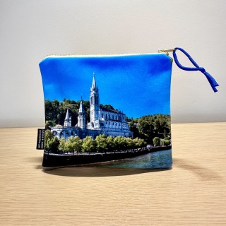 Pochette en velours artisanale du Pape Léon XIV en visite à Lourdes devant la grotte Massabielle en septembre 2026