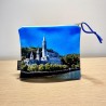 Pochette en velours artisanale du Pape Léon XIV en visite à Lourdes devant la grotte Massabielle en septembre 2026