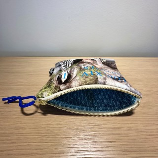 Pochette en velours artisanale du Pape Léon XIV en visite à Lourdes devant la grotte Massabielle en septembre 2026
