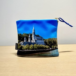 Pochette en velours artisanale du Pape Léon XIV en visite à Lourdes en septembre 2026