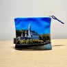 Pochette en velours artisanale du Pape Léon XIV en visite à Lourdes en septembre 2026