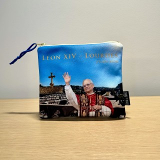Pochette en velours artisanale du Pape Léon XIV en visite à Lourdes en septembre 2026
